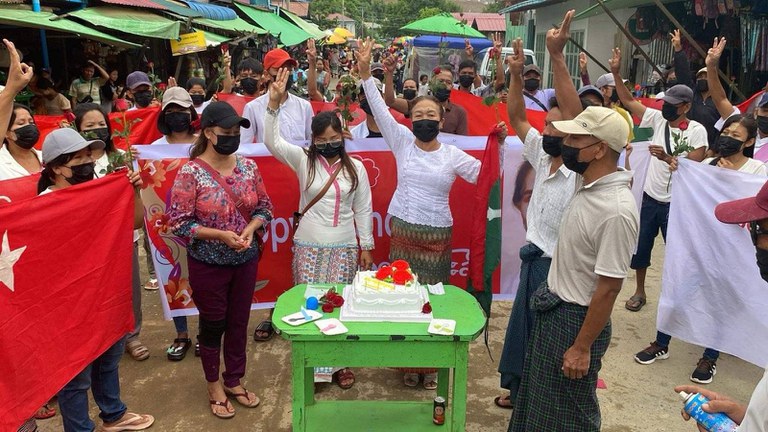 ကချင်ပြည်နယ် ဖားကန့်မြို့နယ်တွင် ဒေါ်အောင်ဆန်းစုကြည် မွေးနေ့အထိမ်းအမှတ် လူထုသပိတ်လှုပ်ရှားမှု ပြုလုပ်နေသည်ကို ၂၀၂၄ ခုနှစ် ဇွန်လ ၁၉ ရက်နေ့က တွေ့ရစဉ်။ (Citizen Photo)