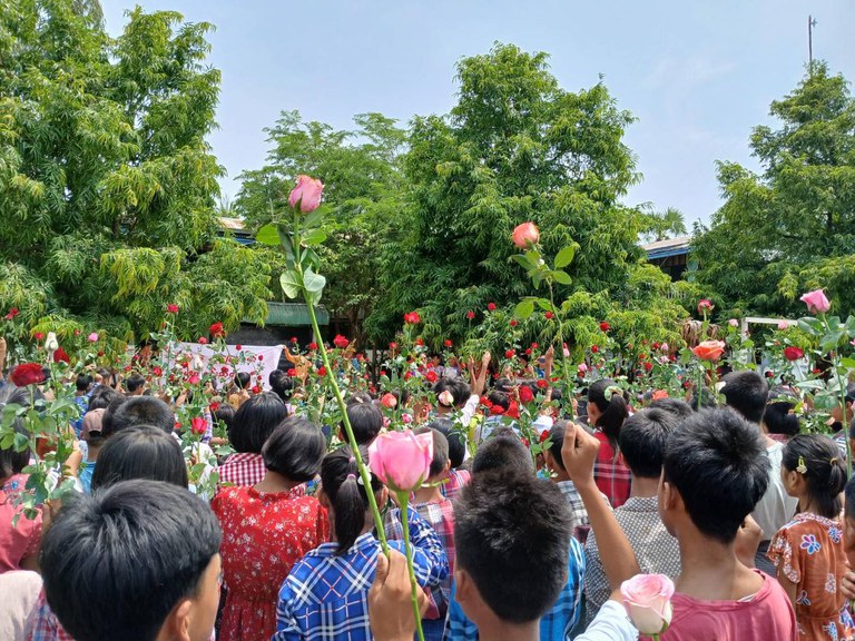 ကနီမြို့နယ်တွင် ဒေါ်အောင်ဆန်းစုကြည်၏ အသက်(၇၉)နှစ်ပြည့်မွေးနေ့ အထိမ်းအမှတ်အဖြစ် နှင်းဆီ (၁၀၀၀) ဖြင့် စစ်အာဏာရှင်ဆန့်ကျင်ရေး ဆန္ဒပြသပိတ် ကျင်းပပြုလုပ်ခဲ့သည်ကို ၂၀၂၄ ခုနှစ် ဇွန်လ ၁၉ ရက်နေ့က တွေ့ရစဉ်။ (Photo: GSCB)