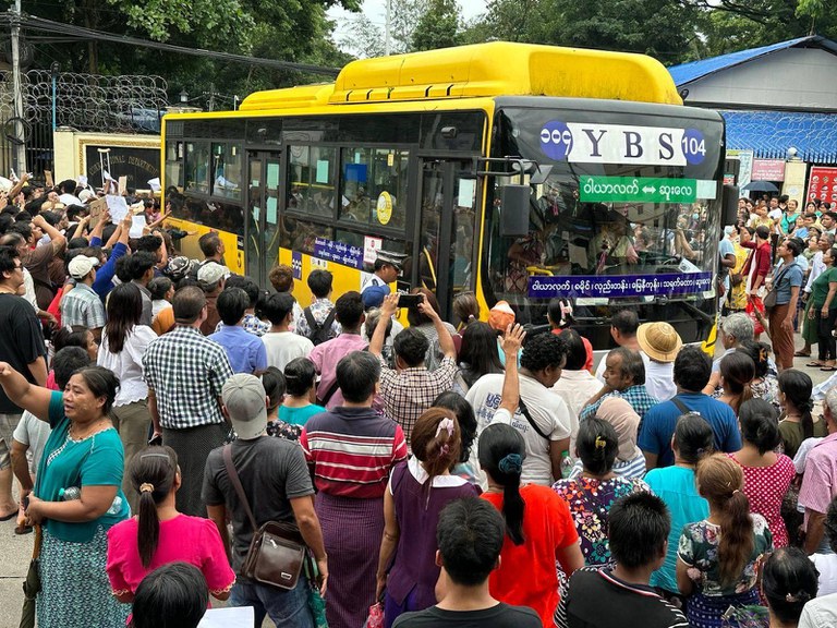 ရန်ကုန်မြို့ အင်းစိန်ဗဟိုအကျဉ်းထောင်မှ လွတ်ငြိမ်းသက်သာနဲ့ ပြန်လည်လွတ်မြောက်လာသူများကို ၂၀၂၃ ခုနှစ်၊ ဩဂုတ်လ ၁ ရက်နေ့က တွေ့ရစဉ်။ (Photo: RFA)