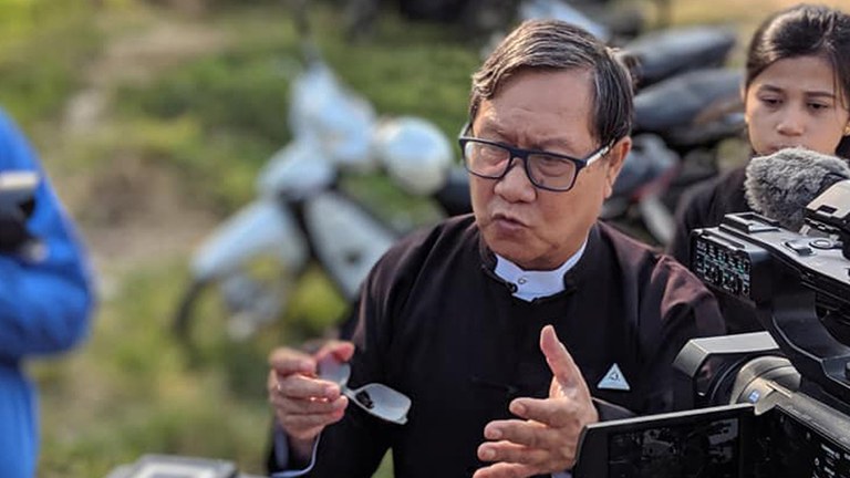 ဒေါ်အောင်ဆန်းစုကြည်၏ ရှေ့နေ ဦးခင်မောင်ဇော်အား တွေ့ရစဉ်။ (Photo: RFA)