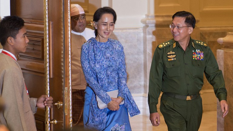 နိုင်ငံတော်အတိုင်ပင်ခံပုဂ္ဂိုလ် ဒေါ်အောင်ဆန်းစုကြည်နှင့် စစ်ကောင်စီခေါင်းဆောင် ဗိုလ်ချုပ်မှူးကြီး မင်းအောင်လှိုင်တို့ ၂၀၁၆ ခုနှစ်၊ မတ်လ ၃၀ ရက်နေ့က နေပြည်တော်တွင် တွေ့ဆုံခဲ့စဉ်။ (Photo: YE AUNG THU / POOL / AFP)