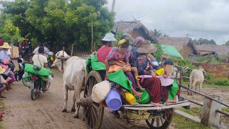 စစ်ကိုင်းတိုင်း ဒီပဲယင်းမြို့နယ်မှ စစ်ဘေးဒုက္ခသည်များအား ၂၀၂၃ ခုနှစ် စက်တင်ဘာလ ၃၀ ရက်နေ့က တွေ့ရစဉ်။ (ဓာတ်ပုံ - ဒီပဲယင်းမြို့နယ်-စစ်ရှောင်-ထောက်ပံ့ရေး)