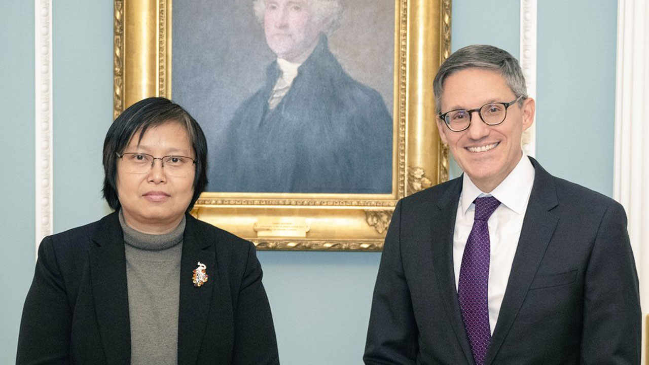 NUG နိုင်ငံခြားရေးဝန်ကြီး ဒေါ်ဇင်မာအောင်နှင့် အမေရိကန်နိုင်ငံခြားရေးဝန်ကြီးဌာန အတိုင်ပင်ခံ ဒဲရစ်ချောလက်တို့ ၂၀၂၄ ခုနှစ်၊ ဖေဖော်ဝါရီလ ၂ ရက်နေ့က တွေ့ရစဉ်။ (Photo: Twitter/ Derek Chollet)