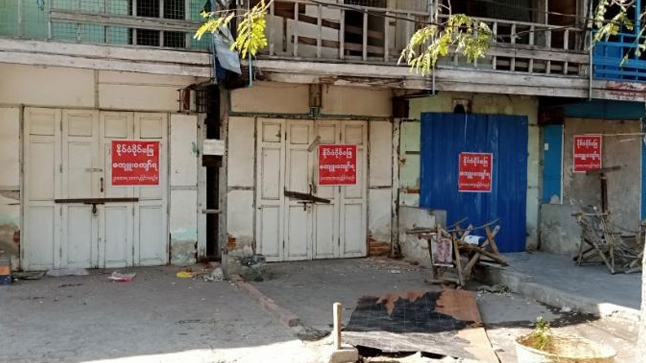 destroyed-shops-mdy မန္တလေးမြို့၊ ချမ်းအေးသာစံမြို့နယ်၊ ဗထူးအားကစားကွင်းရှိ လူနေဆိုင်ခန်းအချို့အား "နိုင်ငံပိုင်မြေ မကျူးကျော်ရ" ဆိုသည့် စာတန်းများ ချိတ်ဆွဲထားသည်ကို ၂၀၂၅ ခုနှစ်၊ ဇန်နဝါရီလ ၂၆ ရက်နေ့တွင် တွေ့ရစဉ်။ (Citizen Photo)