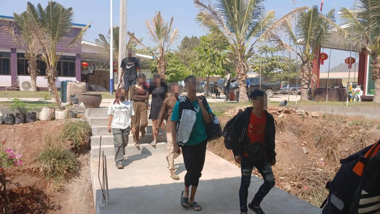 အွန်လိုင်းငွေလိမ်လုပ်ငန်းနှင့်ပတ်သက်သူ နိုင်ငံခြားသား ၂၆၀ ကျော်ကို ၂၀၂၅ ခုနှစ်၊ ဖေဖော်ဝါရီလ ၁၂ ရက်တွင် မြဝတီမြို့တောင်ဘက် ကျောက်ခတ်ကျေးရွာ DKBA ဂိတ်မှ ထိုင်းနိုင်ငံသို့ လွှဲပြောင်းပေးနေစဥ်။ (Citizen Photo)
