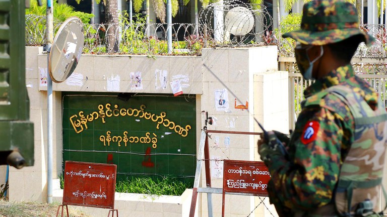 ရန်ကုန်မြို့ ဗဟိုဘဏ်ရှေ့တွင် စစ်ကောင်စီတပ်ဖွဲ့ဝင်တစ်ဦးအား ၂၀၂၁ ခုနှစ်  ဖေဖော်ဝါရီလ ၁၅ ရက်နေ့က တွေ့ရစဉ်။ (Photo: RFA)