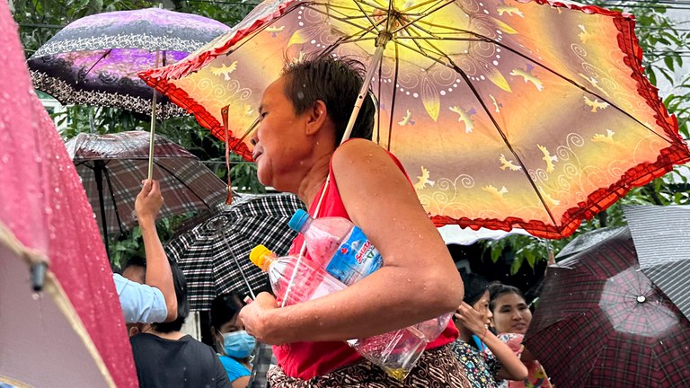 ရန်ကုန်မြို့ ဆင်ခြေဖုံးရပ်ကွက်တစ်ခုတွင် စားအုန်းဆီ တန်းစီဝယ်ယူသူများအား ၂၀၂၃ ခုနှစ် စက်တင်ဘာလ ၁၅ ရက်နေ့က တွေ့ရစဉ်။ (Photo: RFA)
