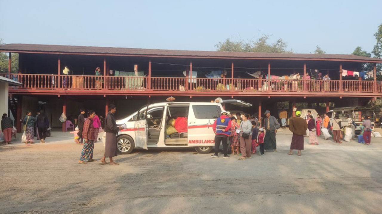 ကချင်ပြည်နယ်၊ ဗန်းမော်မြို့ပေါ်ကို တိမ်းရှောင်လာကြသည့် မံစီမြို့နယ်ထဲမှ စစ်ဘေးဒုက္ခသည်များအား ၂၀၂၄ ခုနှစ်၊ ဖေဖော်ဝါရီလ ၂၂ ရက်နေ့က တွေ့ရစဉ်။ (Photo: Kachin News Group)