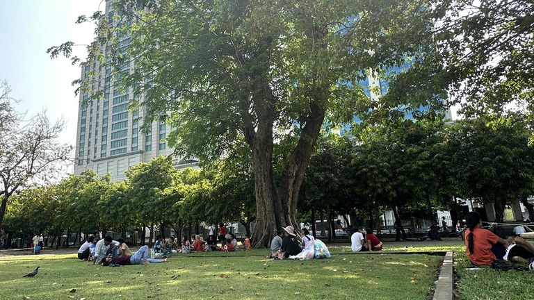 yangon-hot-weather ရန်ကုန်မြို့ မဟာဗန္ဓုလပန်းခြံထဲတွင် အပူရှောင်နေကြသူများအား ၂၀၂၄ ခုနှစ်၊ ဧပြီလ ၃ ရက်နေ့ကတွေ့ရစဥ်။ (Photo: RFA)