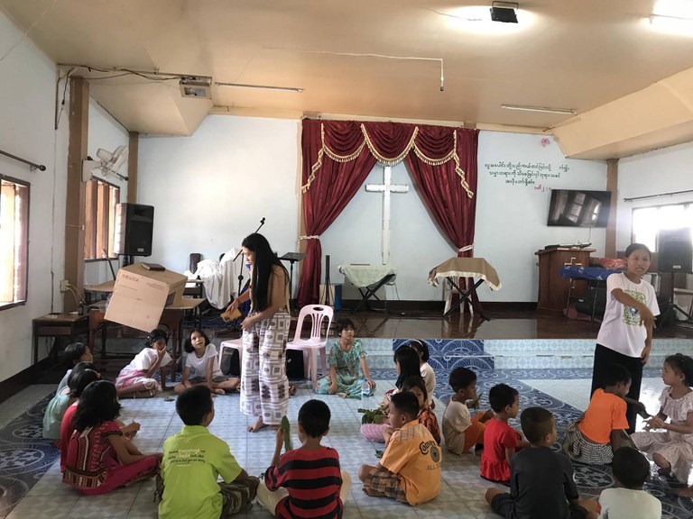 သဘာဝပတ်ဝန်းကျင်ဆိုင်ရာ အသိပညာမျှဝေပေးနေသည့် Mindful Burma အဖွဲ့ကို ၂၀၂၃ ခုနှစ် ဧပြီလ ၁၀ ရက်နေ့က တွေ့ရစဉ်။ (Facebook/Mindful Burma)