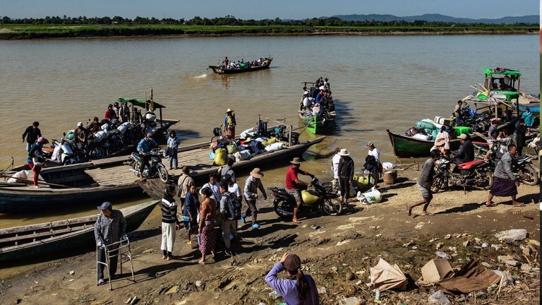 တိုက်ပွဲကြောင့် ထွက်ပြေးတိမ်းရှောင်နေကြသည့် ဗန်းမော်ဒေသခံများအား ၂၀၂၄ ခုနှစ်၊ ဒီဇင်ဘာလ ၆ ရက်နေ့က စင့်ကင်ကျေးရွာတွင် တွေ့ရစဉ်။ ( Photo: STR / AFP)