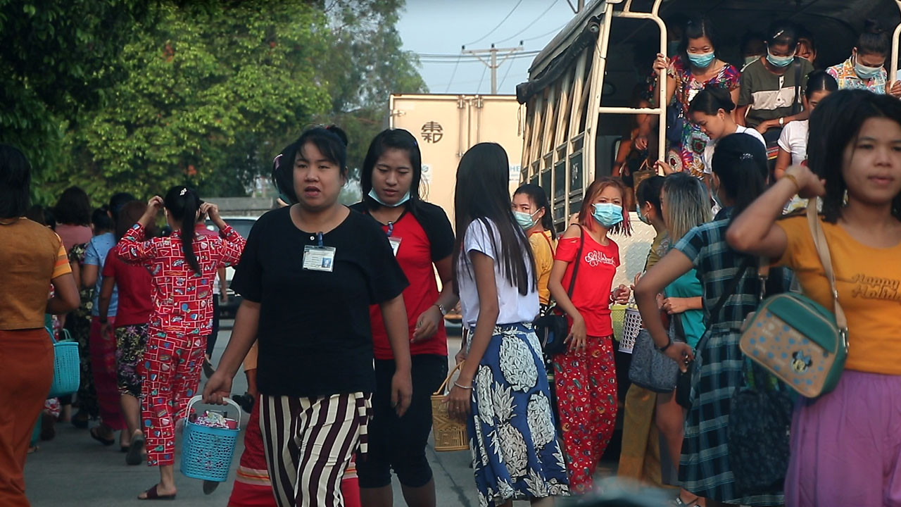 ရန်ကုန်တိုင်း၊ လှိုင်သာယာမြို့နယ်၊ အထည်ချုပ်စက်ရုံများတွင် လုပ်ကိုင်နေသည့် ဝန်ထမ်းများအား ၂၀၂၂ ခုနှစ်၊ ဧပြီလ ၇ ရက်နေ့က တွေ့ရစဉ်။ (Photo: RFA)