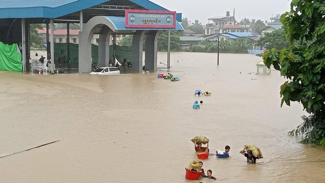 ကချင်ပြည်နယ်၊ မြစ်ကြီးနားမြို့တွင် ရေကြီးနေသည်ကို ၂၀၂၄ ခုနှစ်၊ ဇူလိုင်လ ၁ ရက်နေ့က တွေ့ရစဉ်။ (Citizen Photo)