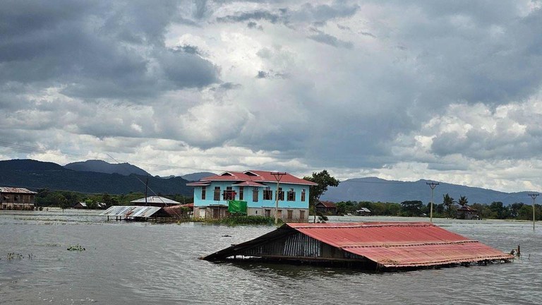 ရှမ်းပြည်နယ်တောင်ပိုင်း ညောင်ရွှေမြို့နယ် အင်းလေးဒေသတွင် ရေနစ်မြုပ်နေသည့် နေအိမ်များအား ၂၀၂၄ ခုနှစ်၊ စက်တင်ဘာ ၂၉ ရက်နေ့က တွေ့ရစဥ်။ (RFA Photo)