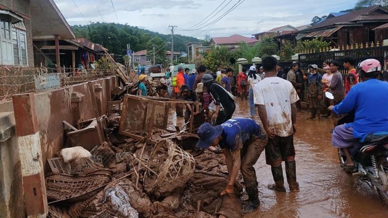 ကလောမြို့တွင် နွံရှင်းပေးနေသည့် လူမှုကူညီရေးအသင်း အဖွဲ့ဝင်များအား ၂၀၂၄ ခုနှစ်၊ စက်တင်ဘာလ ၂၇ ရက်နေ့က တွေ့ရစဥ်။ (နမ့်လတ် လူမှုကူညီရေးအသင်း ဓာတ်ပုံ)