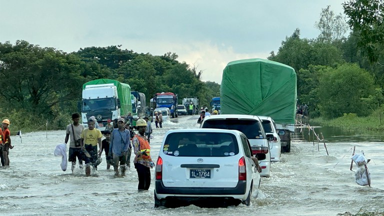ရန်ကုန်-ပဲခူးသွားလမ်းမပေါ်တွင် ရေကျော်နေသည်အား ၂၀၂၃ ခုနှစ် အောက်တိုဘာလ ၁၃ ရက်နေ့က တွေ့ရစဉ်။ (Photo: RFA)
