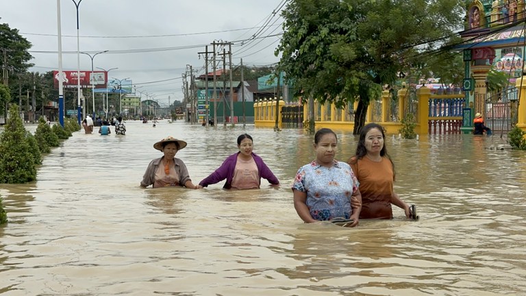 ပဲခူးမြို့တွင် မိုးများပြီး မြစ်ရေကြီးမှုကြောင့် ရေဝင်နစ်မြုပ်နေသည်ကို ၂၀၂၄ ခုနှစ်၊ ဇူလိုင်လ ၂၉ ရက်နေ့က တွေ့ရစဥ်။  (Photo: RFA)