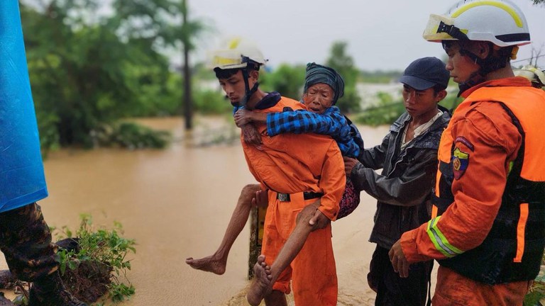 နေပြည်တော်မှ ရေဘေးဒုက္ခသည်များအား ၂၀၂၄ ခုနှစ်၊ စက်တင်ဘာလ ၁၂ နေ့က တွေ့ရစဉ်။ (Myanmar Fire Services Department Photo)