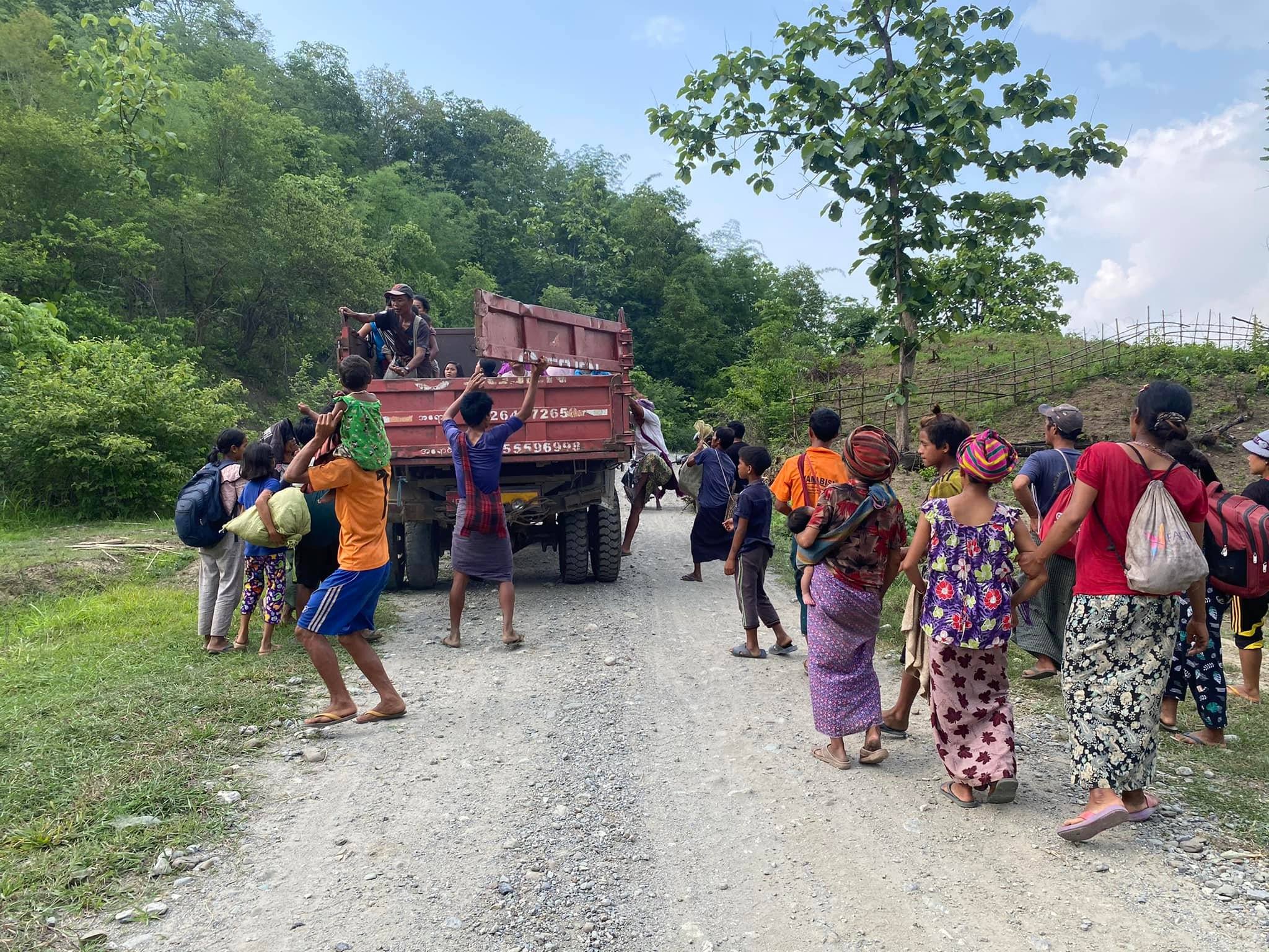 image.jpg တိုက်ပွဲတွေကြောင့် ချင်းပြည်နယ်၊ ကန်ပက်လက်မြို့နယ်မှာ ထွက်ပြေးနေကြသည့် ဒေသခံပြည်သူတွေကို ၂၀၂၂ ခုနှစ် ဇွန်လ ၁၃ ရက်နေ့မှာ တွေ့ရစဥ် (ဓါတ်ပုံ - ကန်ပက်လက်မြို့ ပြည်သူ့အုပ်ချုပ်ရေးအဖွဲ့)