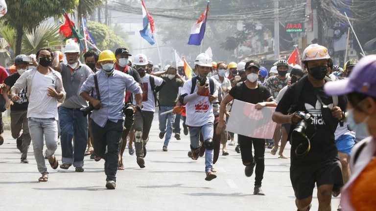 ရန်ကုန်မြို့၊ မြေနီကုန်းတွင် ၂၀၂၁ ခုနှစ်၊ ဖေဖော်ဝါရီလ ၂၇ ရက်နေ့က စစ်အာဏာဆန့်ကျင်ဆန္ဒပြသူများအား စစ်ကောင်စီမှ မျက်ရည်ယိုဗုံးဖြင့် ဖြိုခွင်းချိန် သတင်းသမားများအား တွေ့ရစဉ်။ (RFA Photo)