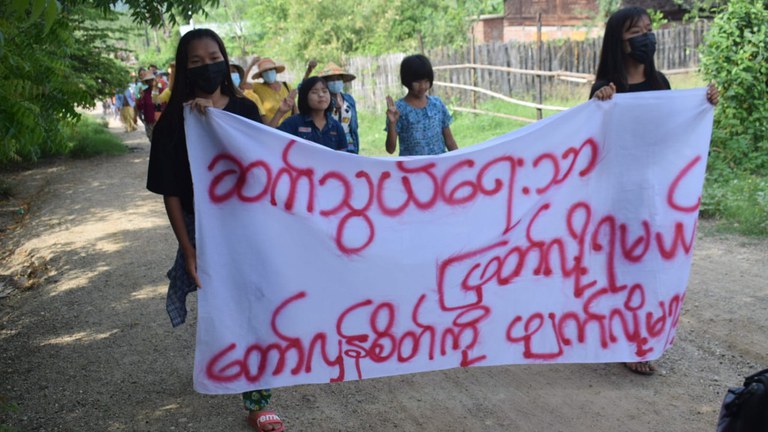 စစ်ကောင်စီ အင်တာနက်ဖြတ်တောက်ထားသည့် စစ်ကိုင်းတိုင်းတွင် ယင်းမာပင်နှင့် ဆားလင်းကြီး ရွာပေါင်းစုံသပိတ်က ၂၀၂၂ ခုနှစ်၊ ဇွန်လ ၅ ရက်နေ့တွင် ဆန္ဒပြခဲ့ကြစဉ်။(Citizen Photo)