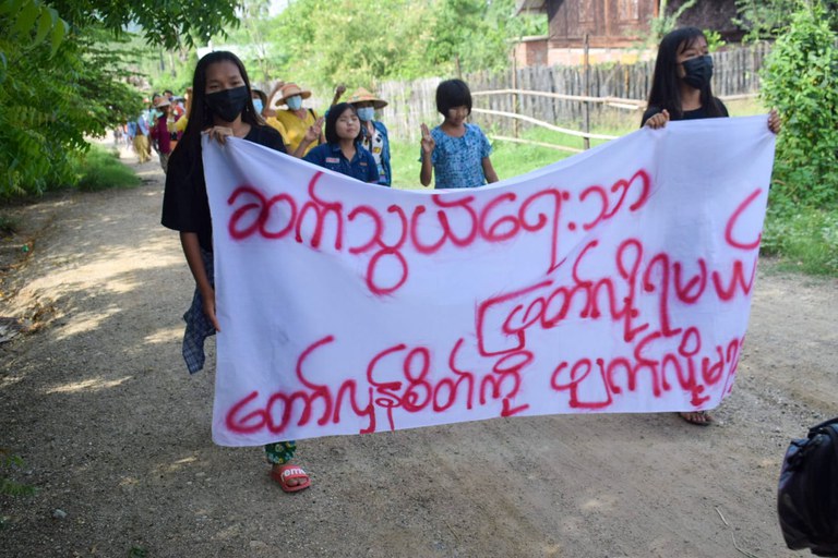 internet အင်တာနက်ဖြတ်တောက်ခံထားရသည့် စစ်ကိုင်းတိုင်းဒေသကြီး၊ ယင်းမာပင်နှင့် ဆားလင်းကြီးမြို့နယ် ကျေးရွာပေါင်းစုံမှ ဒေသခံများ ၂ဝ၂၂ ခုနှစ် ဇွန်လ ၅ ရက်နေ့တွင် ဆန္ဒထုတ်ဖော်စဉ်။ (Citizen Photo)