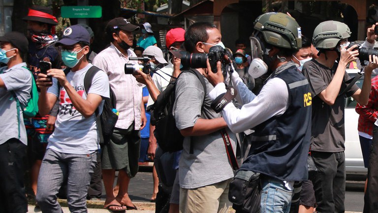 Media 01.jpg ၂၀၂၁ ခုနှစ် ဖေဖော်ဝါရီ ၂၇ ရက်နေ့က ရန်ကုန်၊ မြေနီကုန်းတွင် စစ်အာဏာရှင်ဆန့်ကျင်ရေး ဆန္ဒပြနေသူများအား ရဲတပ်ဖွဲ့က မျက်ရည်ယိုဗုံးဖြင့် ပစ်ဖောက်လူစုခွဲစဉ်။ (Photo: RFA)