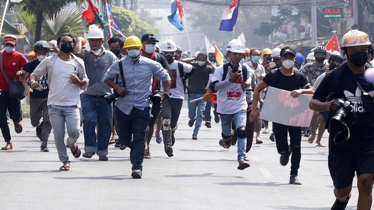 Media 02.jpg ၂၀၂၁ ခုနှစ် ဖေဖော်ဝါရီ ၂၇ ရက်နေ့က ရန်ကုန်၊ မြေနီကုန်းတွင် စစ်အာဏာရှင်ဆန့်ကျင်ရေး ဆန္ဒပြနေသူများအား ရဲတပ်ဖွဲ့က မျက်ရည်ယိုဗုံးဖြင့် ပစ်ဖောက်လူစုခွဲစဉ်။ (Photo: RFA)
