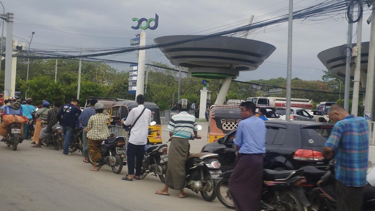 မန္တလေးမြို့ရှိ BOC စက်သုံးဆီဆိုင်တွင် စက်သုံးဆီဝယ်ယူရန် တန်းစီစောင့်ဆိုင်းနေကြသည်ကို ၂၀၂၄ ခုနှစ်၊ ဇူလိုင်လ ၃၀ ရက်နေ့က တွေ့ရစဥ်။ (Photo: RFA)