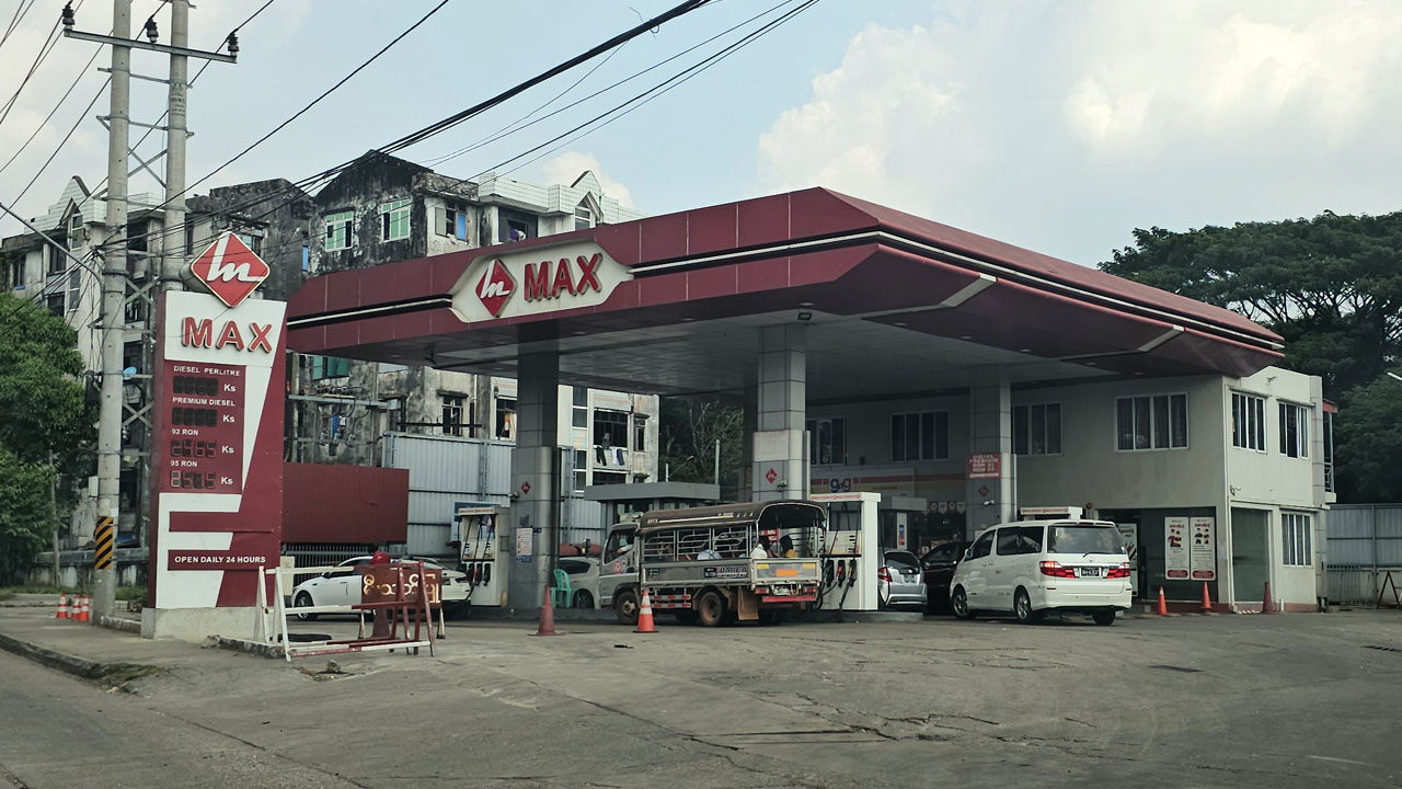 ရန်ကုန်မြို့ရှိ max စက်သုံးဆီအရောင်းဆိုင်တစ်ဆိုင်ကို ၂၀၂၃ ခုနှစ်၊ ဒီဇင်ဘာလ ၁၄ ရက်နေ့က တွေ့ရစဉ်။ (Photo: RFA)