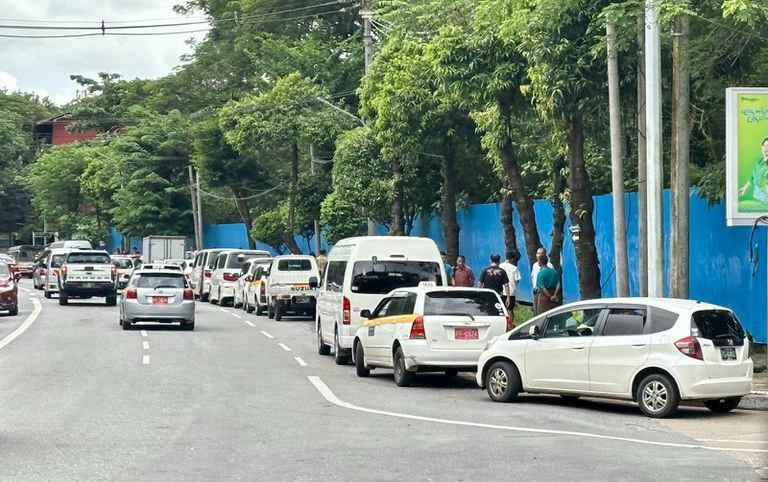 ရန်ကုန်မြို့တွင် စက်သုံးဆီဝယ်ယူရန် တန်းစီစောင့်ဆိုင်းနေရသည်ကို ၂၀၂၄ ခုနှစ်၊ ဩဂုတ်လ ၁၄ ရက်နေ့တွင် တွေ့ရစဉ်။ (Photo: RFA)