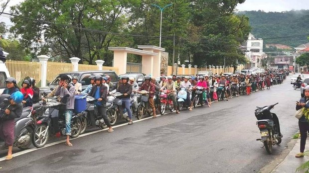 စက်သုံးဆီပြဿနာ မပြေလည်သေးဘဲ အချိန်ကြာ တန်းစီဝယ်ယူနေရဆဲ စက်သုံးဆီပြဿနာ မပြေလည်သေးဘဲ အချိန်ကြာ တန်းစီဝယ်ယူနေရဆဲ
