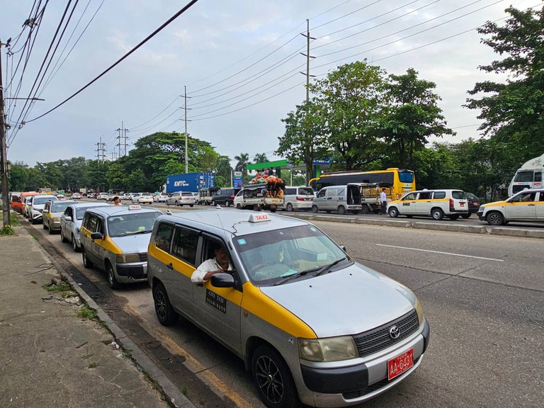 gas-4.jpeg ရန်ကုန်မြို့တွင် စက်သုံးဆီဝယ်ယူရန် တန်းစီစောင့်ဆိုင်းနေရသည်ကို ၂၀၂၄ ခုနှစ်၊ ဩဂုတ်လ ၁၄ ရက်နေ့တွင် တွေ့ရစဉ်။ (Photo: RFA)