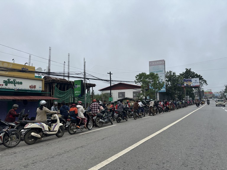 pyi oo lwin-fuel ပြင်ဦးလွင်မြို့တွင် ဓာတ်ဆီရဖို့ တန်းစီစောင့်ဆိုင်းဝယ်ယူနေကြသူများအား ၂၀၂၄ ခုနှစ် ဩဂုတ်လ ၁၃ ရက်နေ့က တွေ့ရစဉ်။ (Photo: RFA)