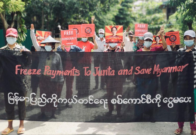 သွေးစွန်းငွေ ဖြတ်တောက်ရေးလှုပ်ရှားမှုအဖွဲ့ ကလေးမြို့တွင် ၂၀၂၂ ခုနှစ် အောက်တိုဘာလ ၂၈ ရက်နေ့က ဆန္ဒပြခဲ့စဥ်။ (Photo: Citizen Journalist)