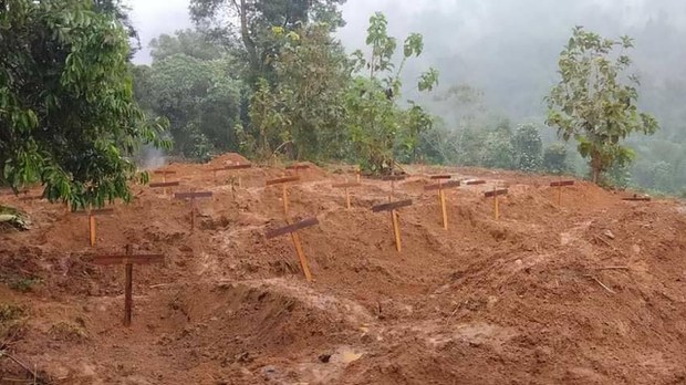 KIA နှစ်ပတ်လည်ပွဲကို စစ်ကောင်စီက လေကြောင်းသုံး တိုက်ခိုက်ခဲ့မှုကြောင့် သေဆုံးသွားသူများအား ၂၀၂၂ ခုနှစ်၊ အောက်တိုဘာလ ၂၅ ရက်နေ့က မြေမြှုပ်သင်္ဂြိုဟ်ထားသည့် မြင်ကွင်း။ (Photo: The 74 Media)