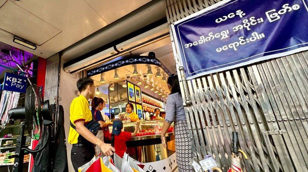 ရန်ကုန်မြို့မှ ရွှေဆိုင်တစ်ဆိုင်အား ၂၀၂၄ ခုနှစ်၊ မေလ ၂၈ ရက်နေ့က တွေ့ရစဉ်။ (RFA Photo)