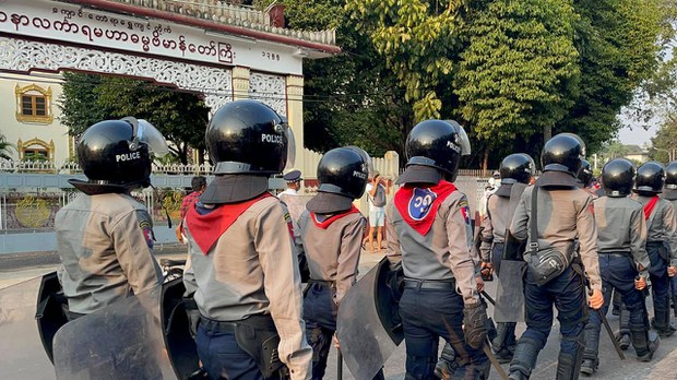 polices-ygn.jpg polices-ygn.jpg
