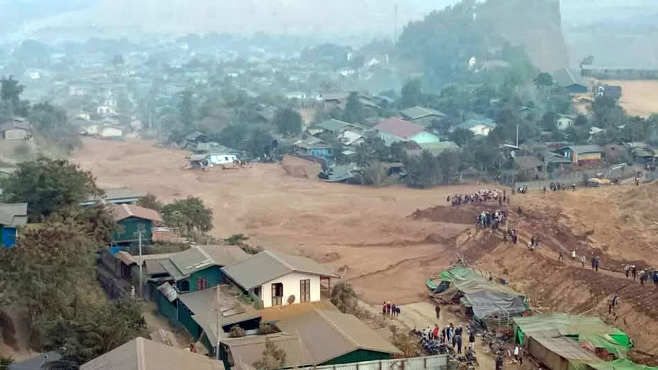 ကချင်ပြည်နယ်၊ ဖားကန့်မြို့နယ်၊ ဆိပ်မူကျေးရွာအုပ်စု စပေါ့ရွာတွင် ၂၀၂၅ ခုနှစ် ဇန်နဝါရီ ၁၃ ရက်နေ့က နွံကန်ပြိုကျပြီး နေအိမ်များ ပျက်စီးသွားသည်ကို တွေ့ရစဉ်။ (Citizen Photo)