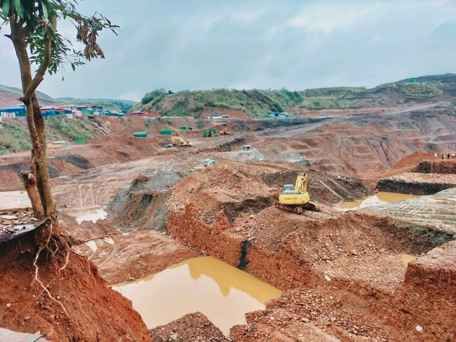 ကချင်ပြည်နယ် ဖားကန့်မြို့နယ်မှာ ကျောက်တူးဖော်နေသည့် လုပ်ငန်းခွင်တစ်နေရာကို တွေ့ရစဥ် (Photo: CJ)
