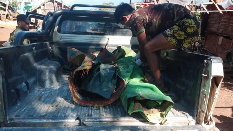 ကယား (ကရင်နီ) ပြည်နယ် ဒီးမော့ဆိုမြို့နယ် ဒေါဆိုခူရွာက စစ်ဘေးဒုက္ခသည် စခန်းတစ်ခုကို စစ်ကောင်စီတပ်က လေကြောင်းနဲ့ ဗုံးကြဲတိုက်ခိုက်ခဲ့တာကြောင့် သေကျေပျက်စီးမှုများအား ၂၀၂၅ ခုနှစ် ဇန်နဝါရီလ ၁၅ ရက်နေ့က တွေ့ရစဉ်။ (Citizen Photo)