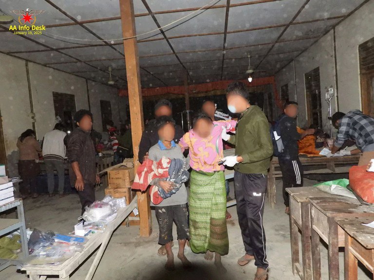 ရခိုင်ပြည်နယ်၊ မြောက်ဦးမြို့ ရမ်းချောင်းအနီးရှိ စစ်သုံ့ပန်းများထားရှိသည့် အချုပ်စခန်းကို ဗုံးကြဲတိုက်ခိုက်ခဲ့သဖြင့် ထိခိုက်ဒဏ်ရာရရှိသူများအား ၂၀၂၅ ခုနှစ်၊ ဇန်နဝါရီလ ၁၉ ရက်နေ့တွင် AA မှ ထုတ်ပြန်ထားစဉ်။ (Photo: Telegram/ AA Info Desk)