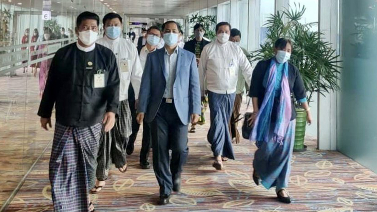 ICJ တရားရုံး အမိန့်ဖတ်ကြားပွဲ တက်ရောက်ရန်  နယ်သာလန်နိုင်ငံကိုသွားမည့် မြန်မာကိုယ်စားလှယ်အဖွဲ့အား ၂၀၂၂ ခုနှစ်၊ ဇူလိုင်လ ၂၀ ရက်နေ့တွင် ရန်ကုန်လေဆိပ်မှာ တွေ့ရစဥ် (Photo: MOFA)