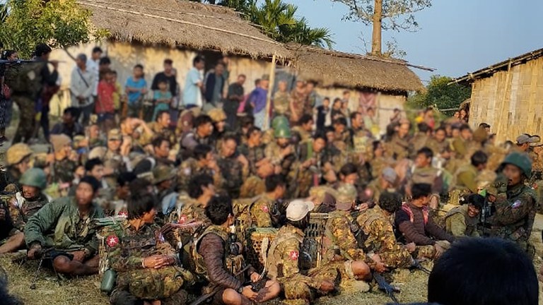အိန္ဒိယနိုင်ငံဘက် ထွက်ပြေးခိုလှုံခဲ့သည့် စစ်ကောင်စီတပ်သားများအား ၂၀၂၄ ခုနှစ်၊ ဇန်နဝါရီ လ ၁၇ ရက်နေ့က တွေ့ရစဉ်။ (Photo : The Lawngtlai Post)