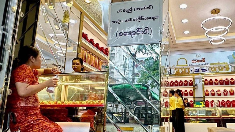 ရန်ကုန်မြို့မှ ရွှေဆိုင်တချို့အား ၂၀၂၄ ခုနှစ်၊ မေလ ၂၈ ရက်နေ့က တွေ့ရစဉ်။ (Photo: RFA)
