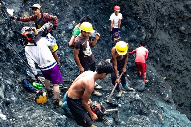 ဖားကန့်မှာ တရုတ်နိုင်ငံသားတွေရဲ့ တရားမဝင်ကျောက်စိမ်းရောင်းဝယ်မှု ပိုများလာ ဖားကန့်မှာ တရုတ်နိုင်ငံသားတွေရဲ့ တရားမဝင်ကျောက်စိမ်းရောင်းဝယ်မှု ပိုများလာ