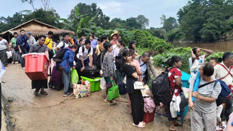 တိုက်ပွဲကြောင့် နေရပ်စွန့်ခွာ တိမ်းရှောင်နေကြရသည့် လားရှိုးဒေသခံများကို ၂၀၂၄ ခုနှစ် ဇူလိုင်လ ၇ ရက်နေ့က တွေ့ရစဉ်။  (Photo: RFA)