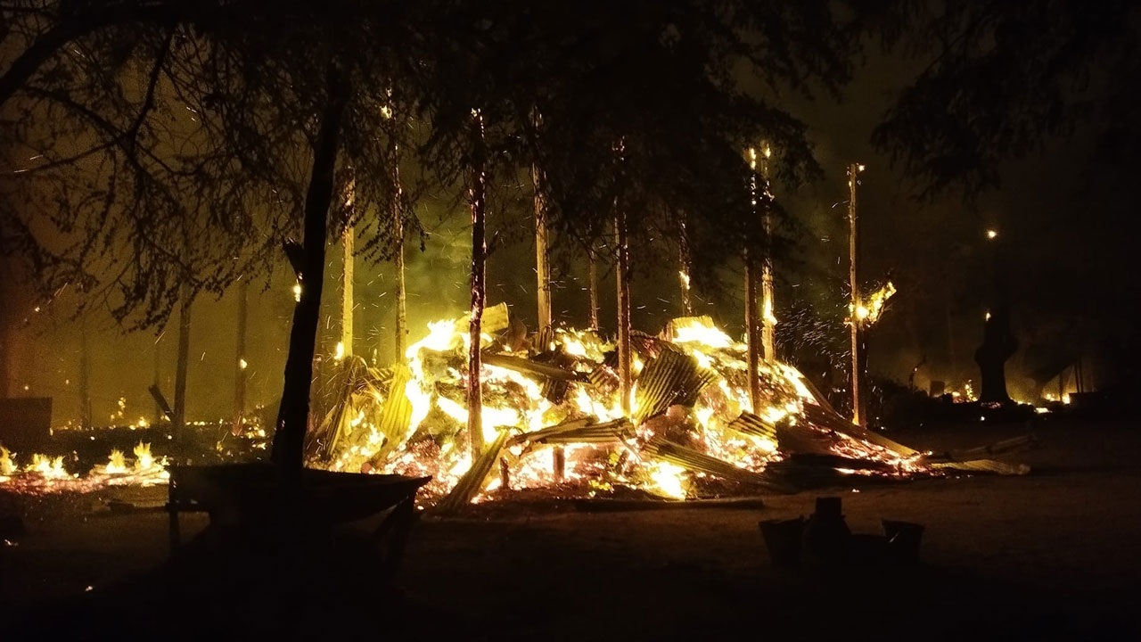 burned-khinmon-village ၂၀၂၃ ခုနှစ်၊ မတ်လ ၃ ရက်နေ့ မီးရှီု့ဖျက်ဆီးခံရသည့် စစ်ကိုင်းတိုင်း၊ ချောင်းဦးမြို့နယ်၊ ခင်မွန်ရွာမှ နေအိမ်အချို့ကို တွေ့ရစဉ်။ (Photo - Khin Mon Revolution 1.0)