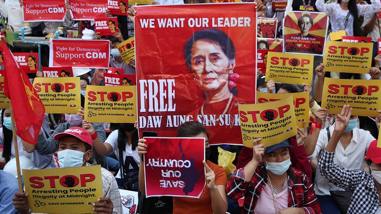 ygn-protest.jpg ရန်ကုန်မြို့ လှည်းတန်းလမ်းဆုံတွင် နိုင်ငံတော် အတိုင်ပင်ခံပုဂ္ဂိုလ် ဒေါ်အောင်ဆန်းစုကြည် လွတ်မြောက်ရေး ၂၀၂၁ ခုနှစ်၊ ဖေဖော်ဝါရီလ ၁၄ ရက်နေ့က ဆန္ဒပြတောင်းဆိုခဲ့ကြစဉ်။ (Photo: RFA)