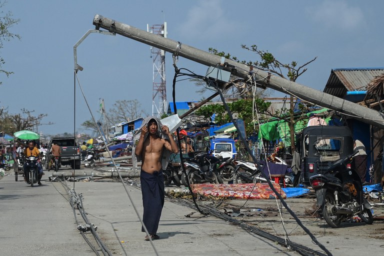 rakhine-storm-victim မိုခါမုန်တိုင်းတိုက်ခတ်အပြီး ရခိုင်ပြည်နယ် စစ်တွေ့မြို့က အပျက်အစီးများအား ၂ဝ၂၃ ခုနှစ် မေလ ၁၇ ရက်နေ့က တွေ့မြင်ရစဉ်။ (Photo: AFP)
